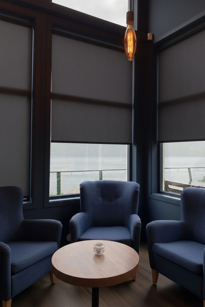 rolety na oknach nieotwieranych w biurze