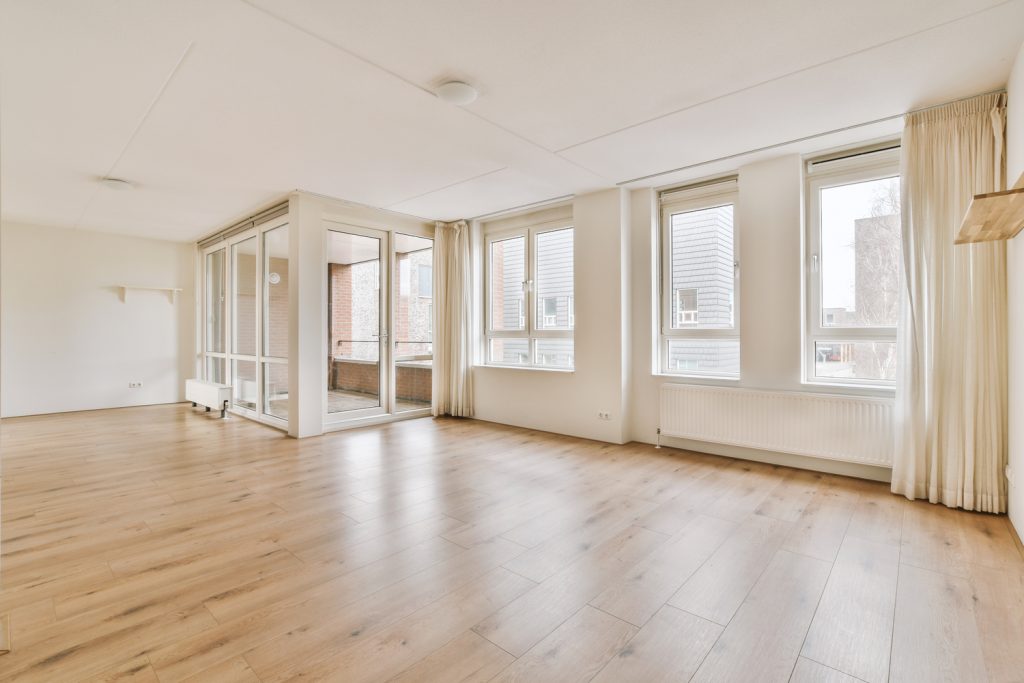 Duże przeszklone i jasne pomieszczenie