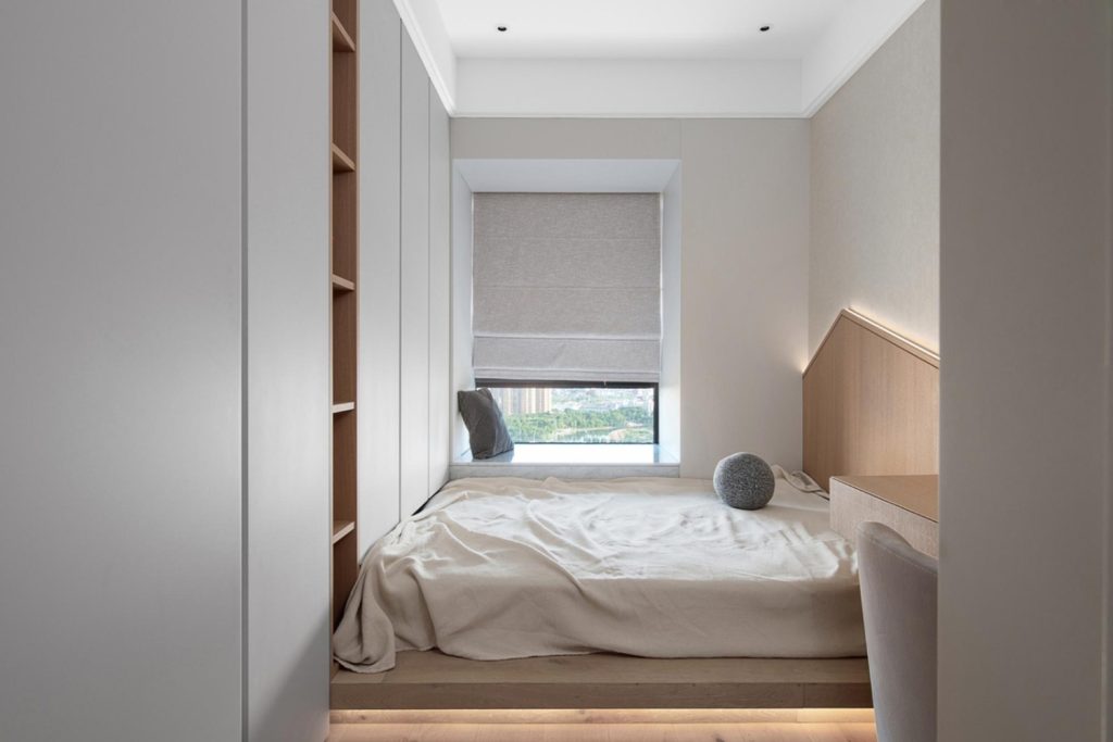 optyczne powiększenie małej sypialni